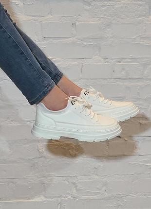 Белые кроссовки