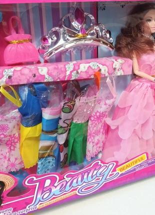 Кукла в коробке шарнирная с гардеробом и аксессуарами.