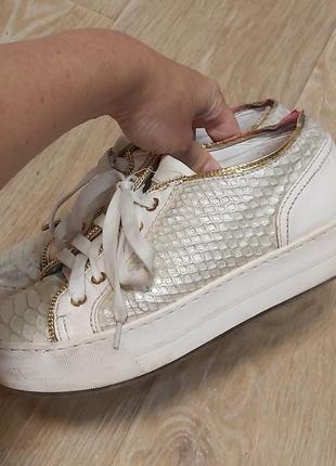 Кожаные ботинки туфли на высокой подошве.