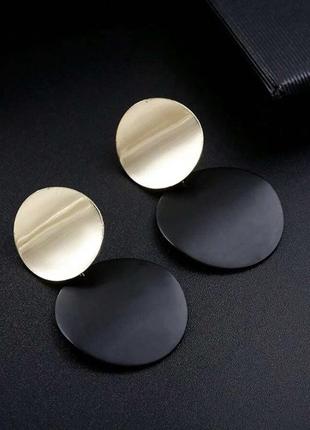 Стильні золотисті з чорним жіночі сережки кульчики підвіси2 фото