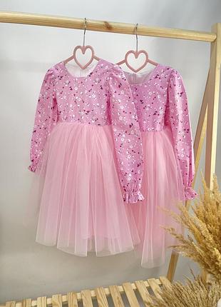 Сукня з рожевим фатіном квітковий принт