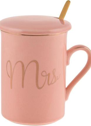 Кружка порцелянова coffee prelude "mrs" 380мл 7trav  з кришкою та ложкою, рожева