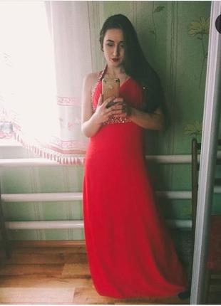 Красное вечернее платье в пол.