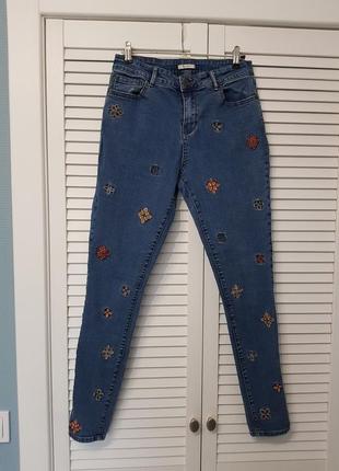 Стильные оригинальные джинсы с вышивкой tu