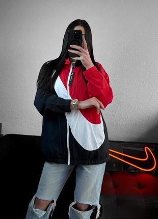 Ветровка nike swoosh оверсайз ветровка найсвя спортивная куртка черная белая красная10 фото