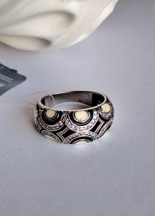 Серебряное кольцо с черной/ белой эмалью и цирконами
