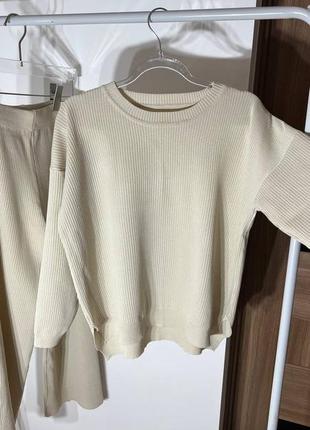 Бежевый женский костюм в рубчик2 фото