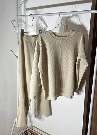 Бежевый женский костюм в рубчик