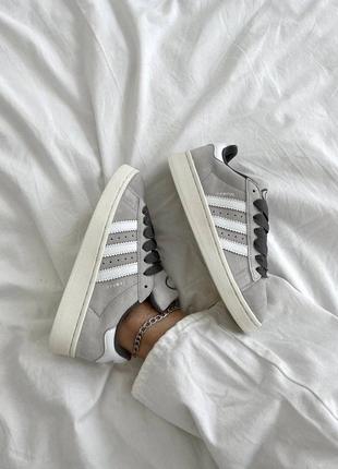 Стильные женские кроссовки adidas campus 00s light grey светло-серые3 фото