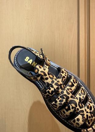 Леопардовые сандалии sandro черные