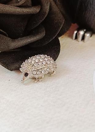 Маленькая брошь ежик