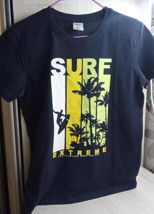 Яскраві футболки для підлітка.