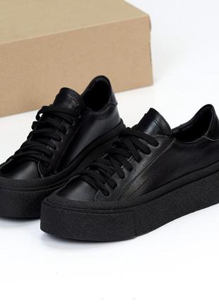 Стильні кросівки на товстій платформі, всі чорні на шнурках, м'які, класичний...