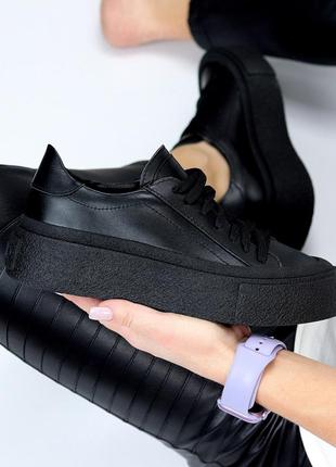 Стильні кросівки на товстій платформі, всі чорні на шнурках, м'які, класичний...
