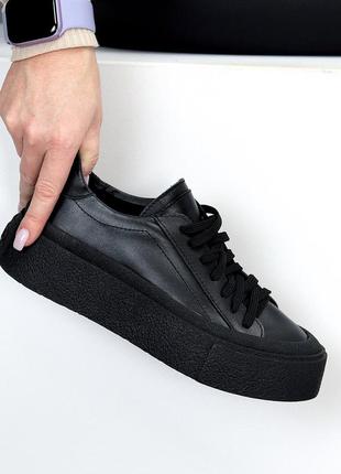 Стильні кросівки на товстій платформі, всі чорні на шнурках, м'які, класичний...