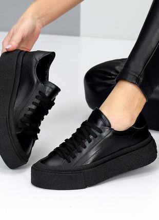Стильні кросівки на товстій платформі, всі чорні на шнурках, м'які, класичний...