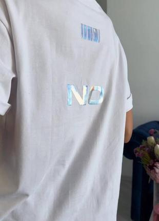 Базова футболка з підкатами на рукавах з принтом накатом написом зпереду yes ззаду no7 фото