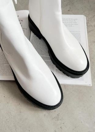 Белые ботинки челси на черной подошве5 фото