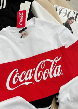 Білий укорочений саїтшот із червоною смужкою та написом coca cola3 фото