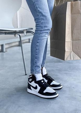 Жіночі кросівки nike air jordan 1 retro high black white 1 знижка sale | smb6 фото