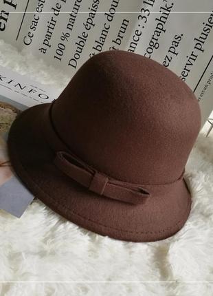 Шляпа женская котелок с бантиком и полями коричневая