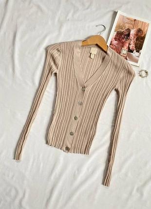 Вязаный лонгслив с пуговицами по длине