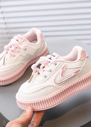 Кросівки для дівчаток в описі дві ціни