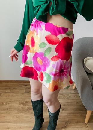 Сатиновая юбка мини в цветочный принт4 фото