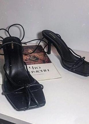 Босоножки черные с шнуровкой