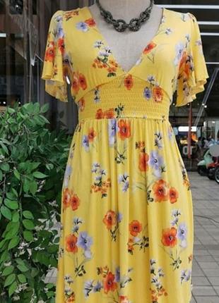 Яркое желтое летнее платье в цветочный принт7 фото