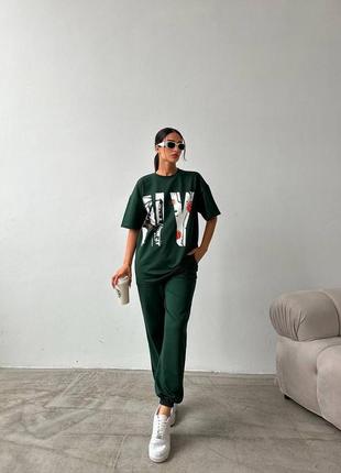 Костюм спортивний жіночий оверсайз футболка з принтом штани джогери на високій посадці з кишенями якісний стильний трендовий чорний зелений6 фото
