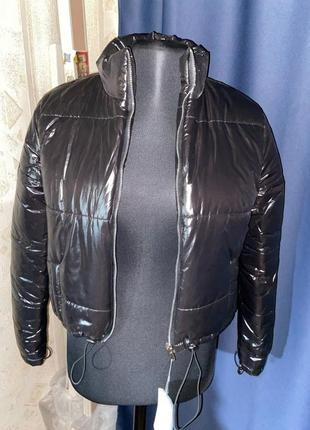 Женская демисезонная куртка короткая дутая. пуховик осенний в стиле zara (черный)7 фото