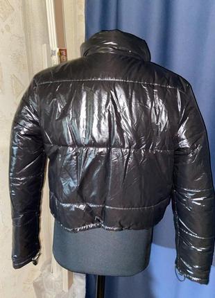 Женская демисезонная куртка короткая дутая. пуховик осенний в стиле zara (черный)8 фото