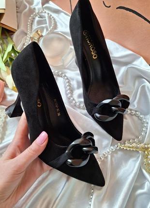 Чорні замшеві туфлі човники з оригінальним каблуком з ланцюжком з довгим носиком3 фото
