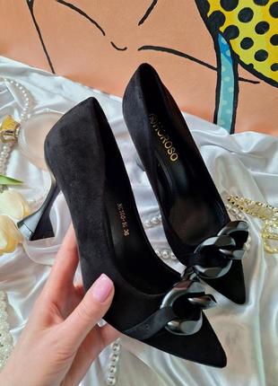 Чорні замшеві туфлі човники з оригінальним каблуком з ланцюжком з довгим носиком4 фото