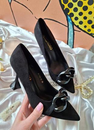 Чорні замшеві туфлі човники з оригінальним каблуком з ланцюжком з довгим носиком6 фото