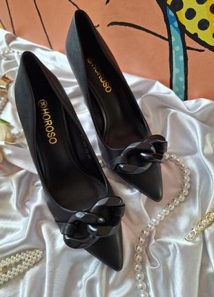Чорні туфлі човники з оригінальним каблуком з ланцюжком з довгим носиком7 фото
