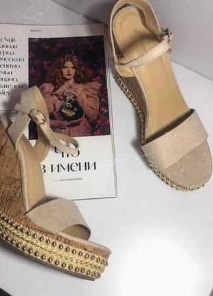 Босоножки бежевые на платформе