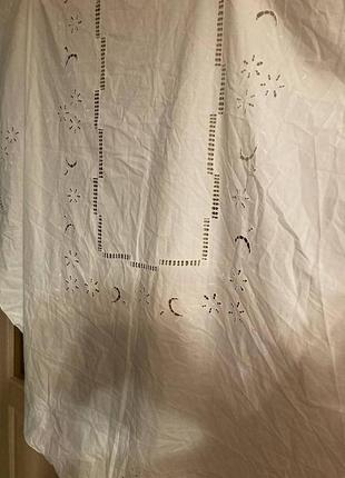 Белая скатерть с вышивкой ришелье на овальный стол1 фото