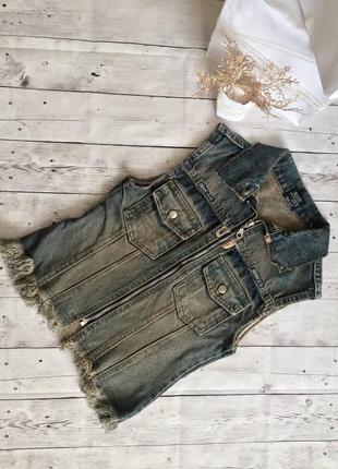 Джинсовая безрукавка жилетка накладные карманы пуговицы джинс камушки стразы прямая