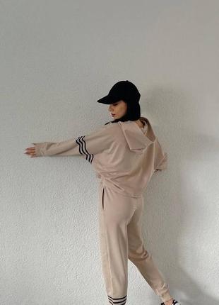 Костюм спортивний з полосками жіночий тренд стильний худі оверсайз і штани цікавий принт9 фото