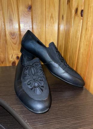 Шкіряні туфлі з вишивкою soltano