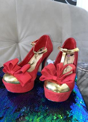 Червоні дуже і яскраві туфлі з бантом