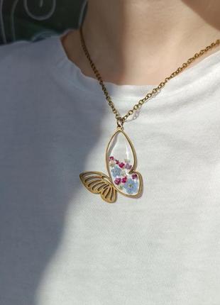 Кулон бабочка, подвеска на шею, украшения из эпоксидной смолы и цветов6 фото