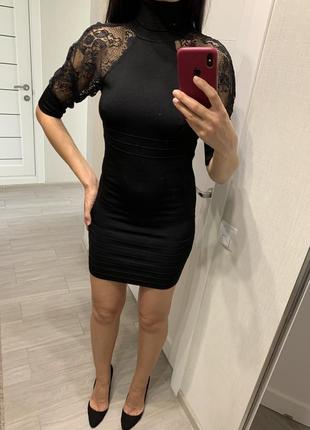 Маленькое чёрное платье с открытой спиной