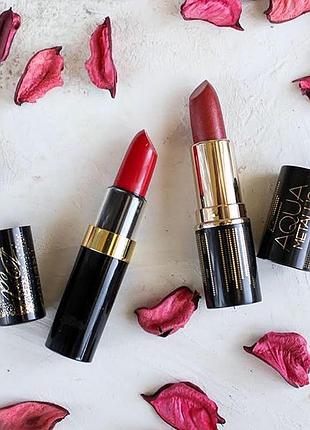 Червона зволожуюча помада #821 aqua red trend