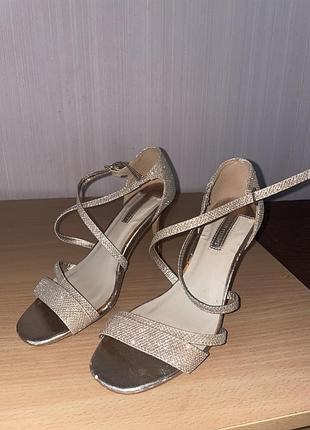 Блискучі золоті босоніжки