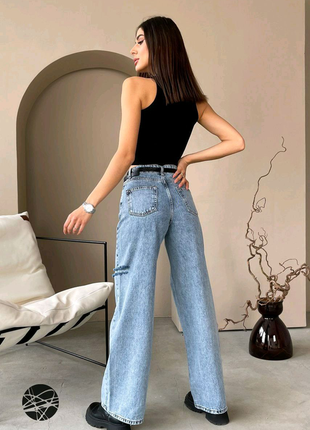 Розкльошені джинси з рваним оздобленням2 фото