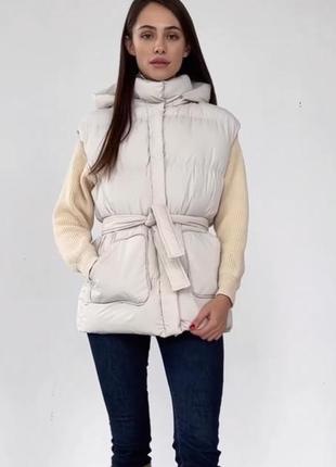 Женский стильный утепленный жилет с накладными карманами с поясом и капюшоном "waistcoat"