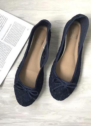 Біленький туфлі